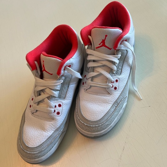 Girls AIR JORDAN 3 Retro GS 441140-101 WHITE/CRIMSON-NTRL GRY-WLF GRY Size 7Y - Picture 2 of 11